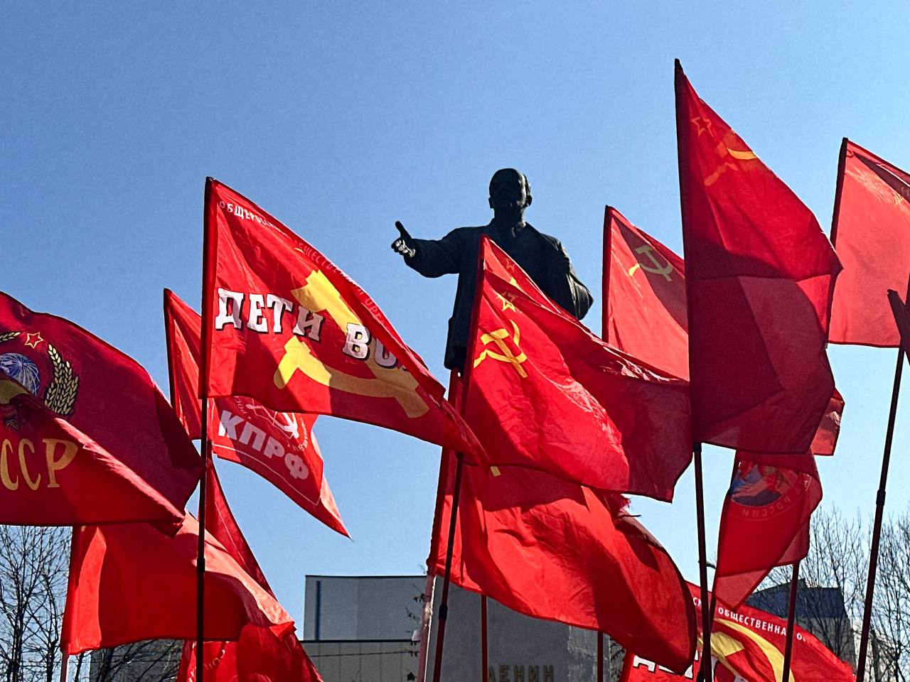 Коммунисты Нальчика отметили годовщину Октябрьской революции Коммунисты Нальчика отметили годовщину Октябрьской революции