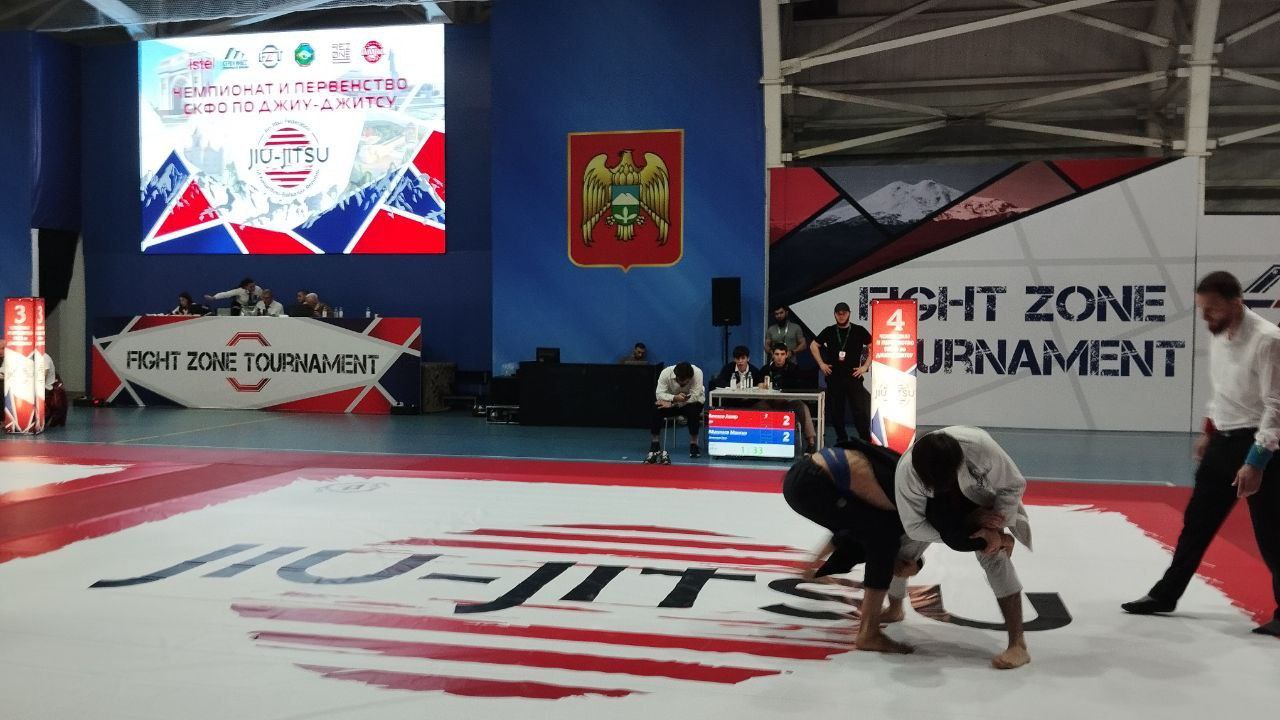 В Универсальном спорткомплексе проходят дебютные для нашей республики чемпионат и первенство СКФО по джиу-джитсу В Универсальном спорткомплексе проходят дебютные для нашей республики чемпионат и первенство СКФО по джиу-джитсу