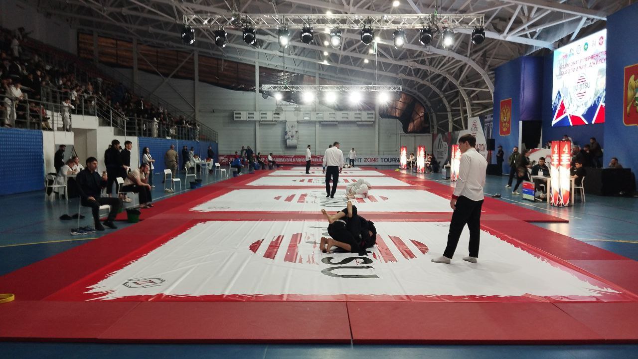 В Универсальном спорткомплексе проходят дебютные для нашей республики чемпионат и первенство СКФО по джиу-джитсу В Универсальном спорткомплексе проходят дебютные для нашей республики чемпионат и первенство СКФО по джиу-джитсу