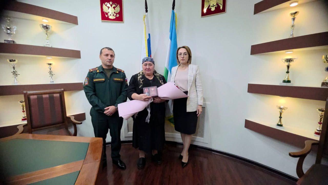 Награды – героям. В Баксанском районе состоялась церемония вручения государственных наград семьям военнослужащих, проявивших мужество и самоотверженность при исполнении воинского долга в ходе специальной военной операции Награды – героям. В Баксанском районе состоялась церемония вручения государственных наград семьям военнослужащих, проявивших мужество и самоотверженность при исполнении воинского долга в ходе специальной военной операции