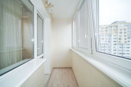 Для чего в раствор для мытья окон добавлять крахмал: хитрость, которую оценят все