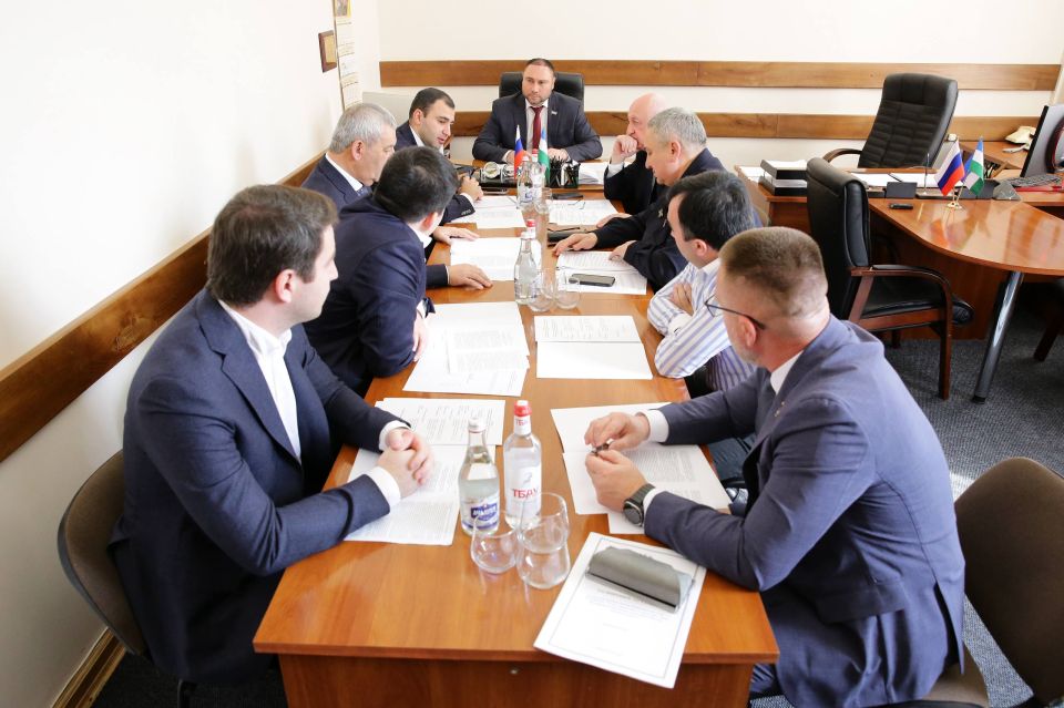 В Парламенте КБР обсудили реализацию закона о регулировании такси