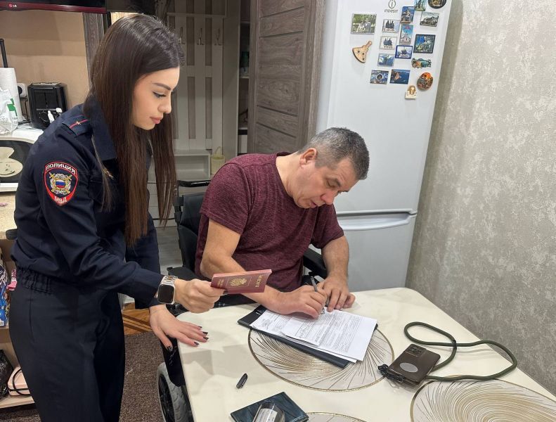 Сотрудники Управления по вопросам миграции МВД по КБР помогли маломобильному гражданину получить необходимый документ