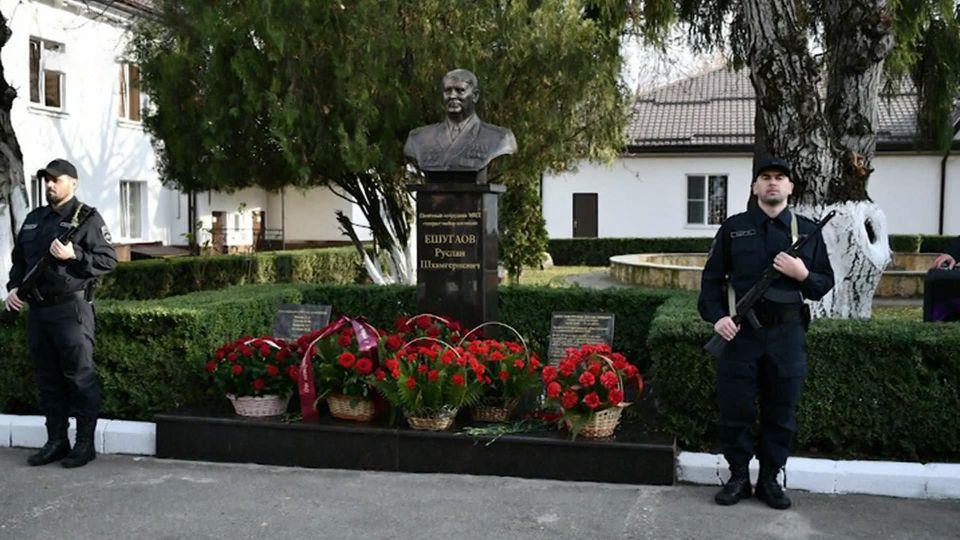 Идейный и бескомпромиссный борец с организованной преступностью на северном Кавказе, генерал-майор милиции Руслан Ешугаов теперь увековечен в бронзе