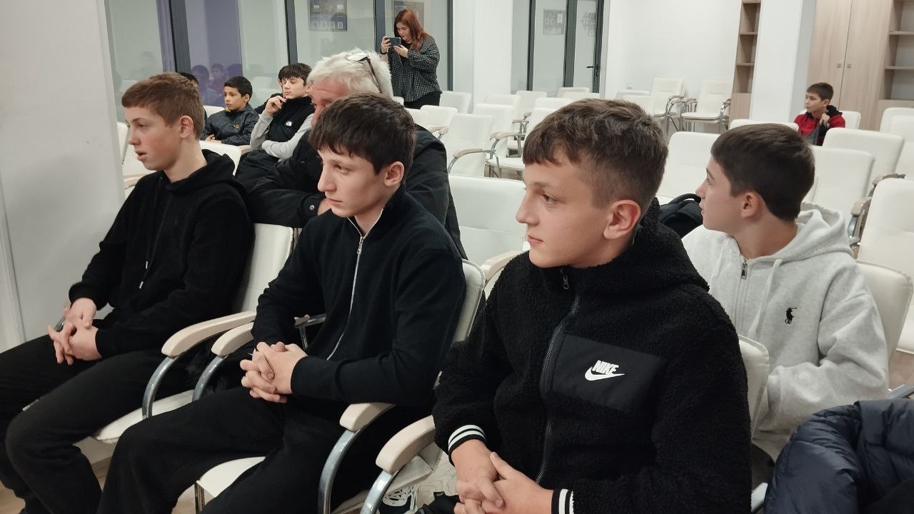 В Доме молодежи прошла пресс-конференция с участием финалистов командных интеллектуально-спортивных состязаний среди юношей "Лига Героев" В Доме молодежи прошла пресс-конференция с участием финалистов командных интеллектуально-спортивных состязаний среди юношей "Лига Героев"