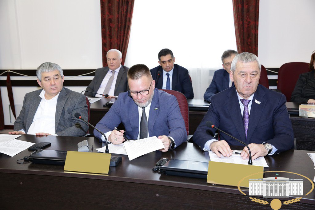 На совместном заседании Комитета Парламента КБР по строительству, жилищно-коммунальному хозяйству и топливно-энергетическому комплексу и Комитета Парламента КБР по промышленности, транспорту, связи и дорожному хозяйству... На совместном заседании Комитета Парламента КБР по строительству, жилищно-коммунальному хозяйству и топливно-энергетическому комплексу и Комитета Парламента КБР по промышленности, транспорту, связи и дорожному хозяйству...