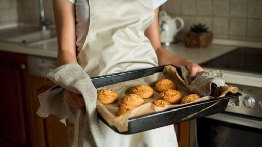 Возиться с тестом не придется: ленивые пирожки из батона с рыбой оценит вся семья