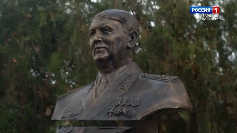 Генерал, боец, легенда… В Нальчике на территории Центра по противодействию экстремизму Главного управления МВД России по СКФО открыли бюст генерал-майора милиции Руслана Ешугаова