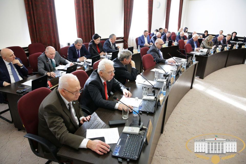 Ключевой темой на заседании президиума законодательного органа в рамках "правительственного часа" стал вопрос о работе агропромышленного комплекса Кабардино-Балкарской Республики в 2025 году (об итогах уборки...