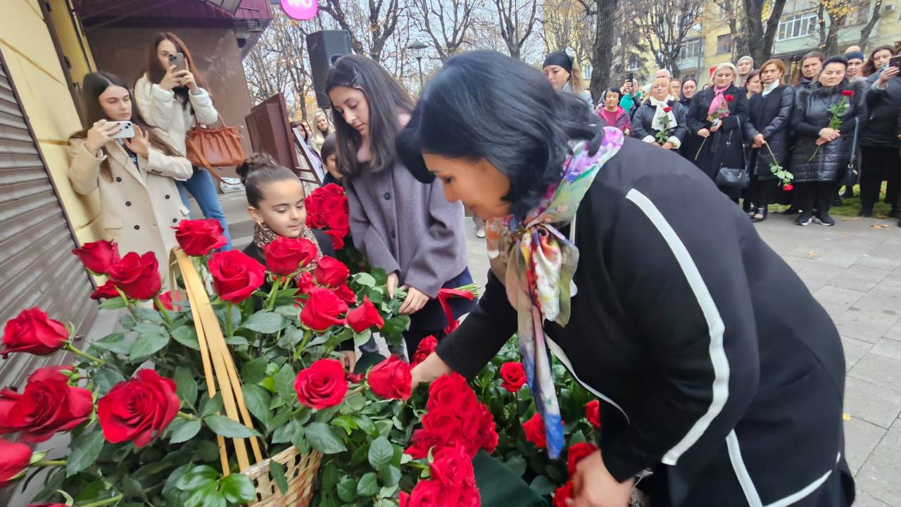 В Нальчике открыли мемориальную доску строителю Джабраилу Курданову В Нальчике открыли мемориальную доску строителю Джабраилу Курданову