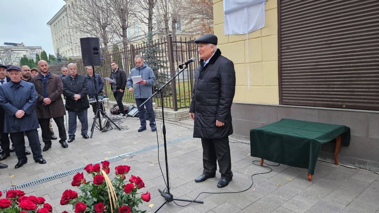 В Нальчике открыли мемориальную доску строителю Джабраилу Курданову В Нальчике открыли мемориальную доску строителю Джабраилу Курданову