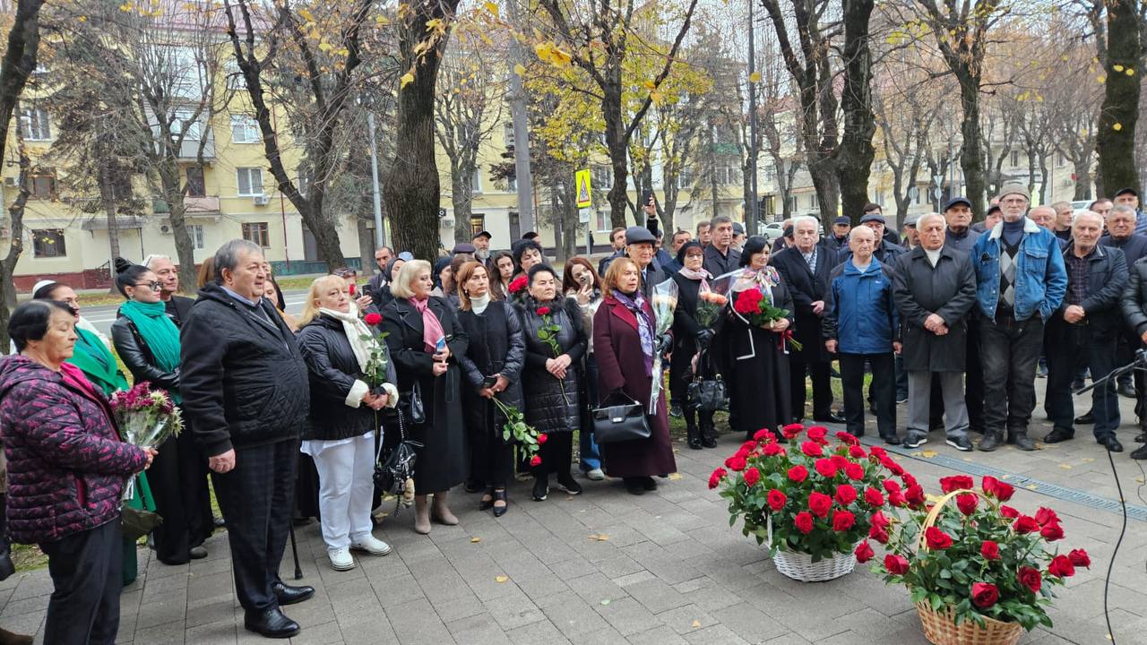 В Нальчике открыли мемориальную доску строителю Джабраилу Курданову В Нальчике открыли мемориальную доску строителю Джабраилу Курданову