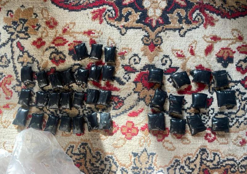 В Кабардино-Балкарии сотрудники полиции изъяли у жителей соседнего региона более 50 свертков с наркотическим средством В Кабардино-Балкарии сотрудники полиции изъяли у жителей соседнего региона более 50 свертков с наркотическим средством