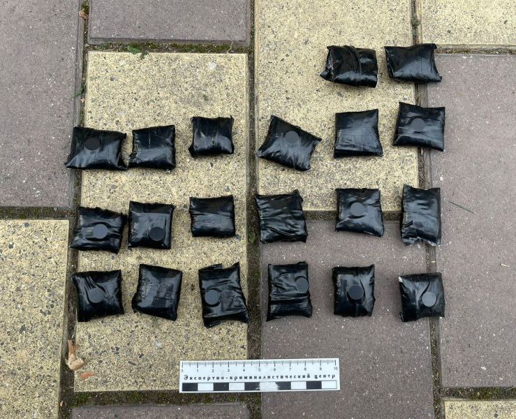 В Кабардино-Балкарии сотрудники полиции изъяли у жителей соседнего региона более 50 свертков с наркотическим средством