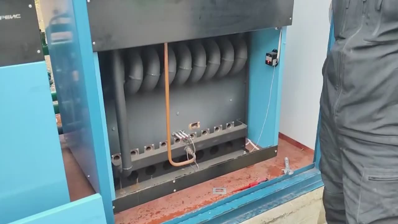 В Скадовской школе №1 специалисты из КБР восстановили работу системы теплоснабжения