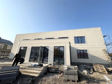 Казбек Коков проинспектировал ремонт поликлиники в Александровке