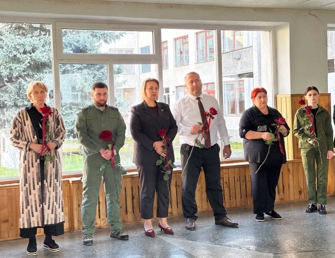 Сотрудники следственного управления посетили с патриотической акцией школу в г. Баксан Сотрудники следственного управления посетили с патриотической акцией школу в г. Баксан