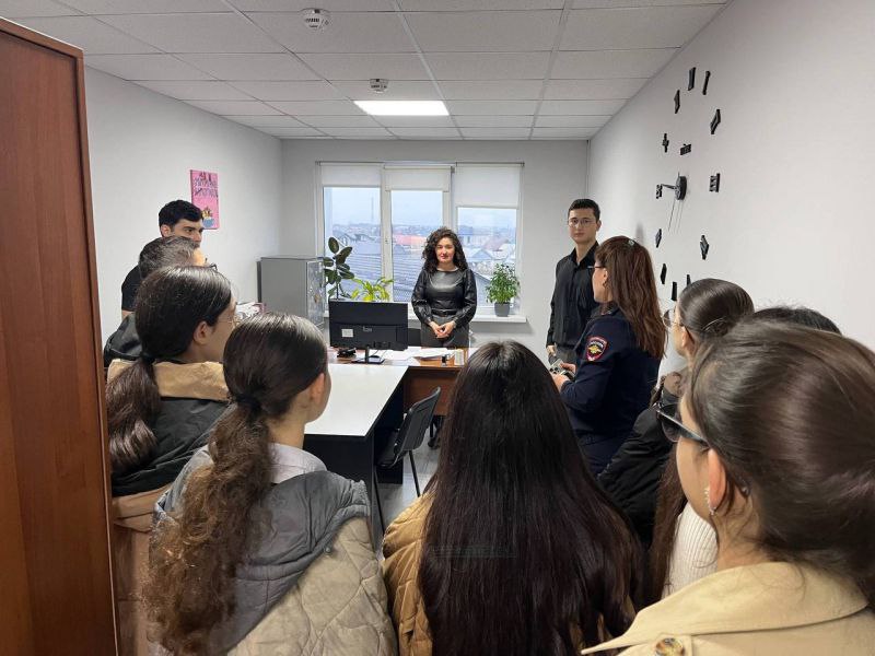 Полицейские Урванского района провели для учащихся лицея «День открытых дверей» Полицейские Урванского района провели для учащихся лицея «День открытых дверей»