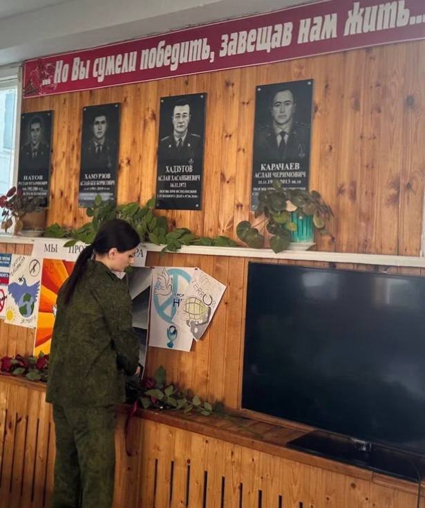 Сотрудники следственного управления посетили с патриотической акцией школу в г. Баксан Сотрудники следственного управления посетили с патриотической акцией школу в г. Баксан