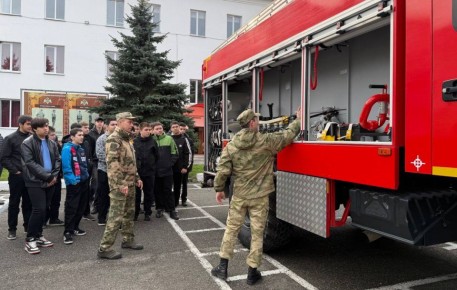 День призывника. Военнослужащие воинской части Росгвардии в поселке Звездный провели день открытых дверей для учащихся местной школы в рамках патриотической акции «День призывника»