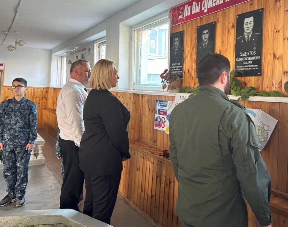 Сотрудники следственного управления посетили с патриотической акцией школу в г. Баксан Сотрудники следственного управления посетили с патриотической акцией школу в г. Баксан