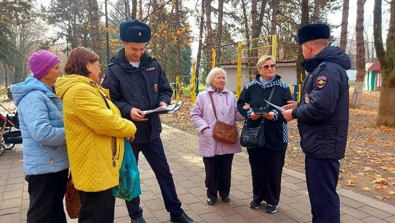 В г. Нальчике полицейские продолжают активную работу по профилактике дистанционного мошенничества среди населения В г. Нальчике полицейские продолжают активную работу по профилактике дистанционного мошенничества среди населения