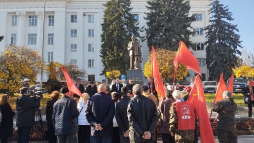 У памятника Тимборе Мальбахову проходит митинг, посвященный 108-й годовщине со дня рождения выдающегося государственного и партийного деятеля