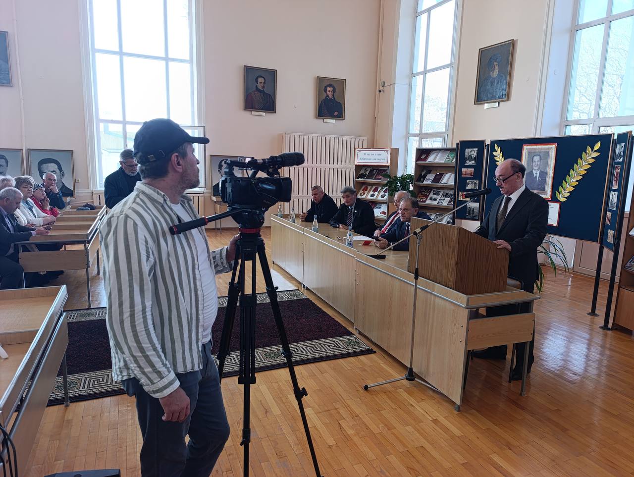 Памятная дата. Сегодня в Нальчике состоялось возложение цветов к памятнику Тимборы Кубатиевича Мальбахова – выдающего государственного и общественно-политического деятеля, первого секретаря Кабардино-Балкарского областного... Памятная дата. Сегодня в Нальчике состоялось возложение цветов к памятнику Тимборы Кубатиевича Мальбахова – выдающего государственного и общественно-политического деятеля, первого секретаря Кабардино-Балкарского областного...