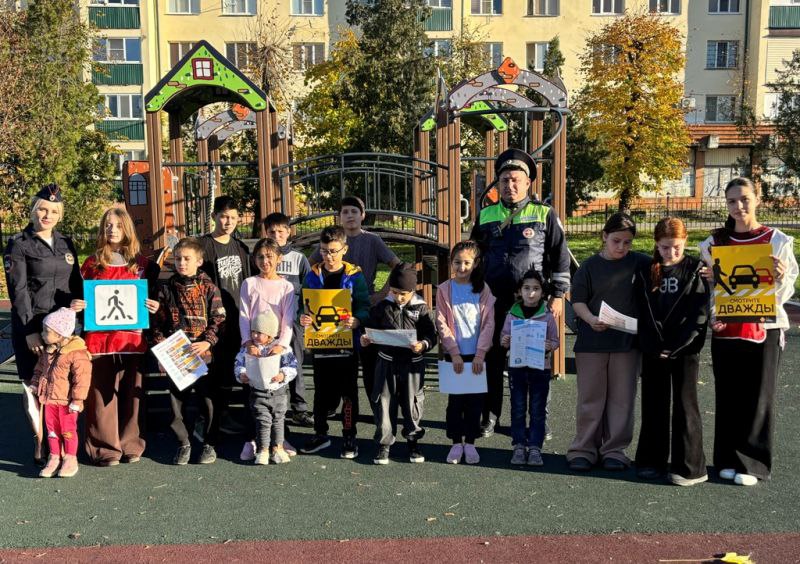 Полицейские и активисты «Движения первых» в Кабардино-Балкарии провели коллективные обучающие лекции на детских и спортивных площадках Полицейские и активисты «Движения первых» в Кабардино-Балкарии провели коллективные обучающие лекции на детских и спортивных площадках