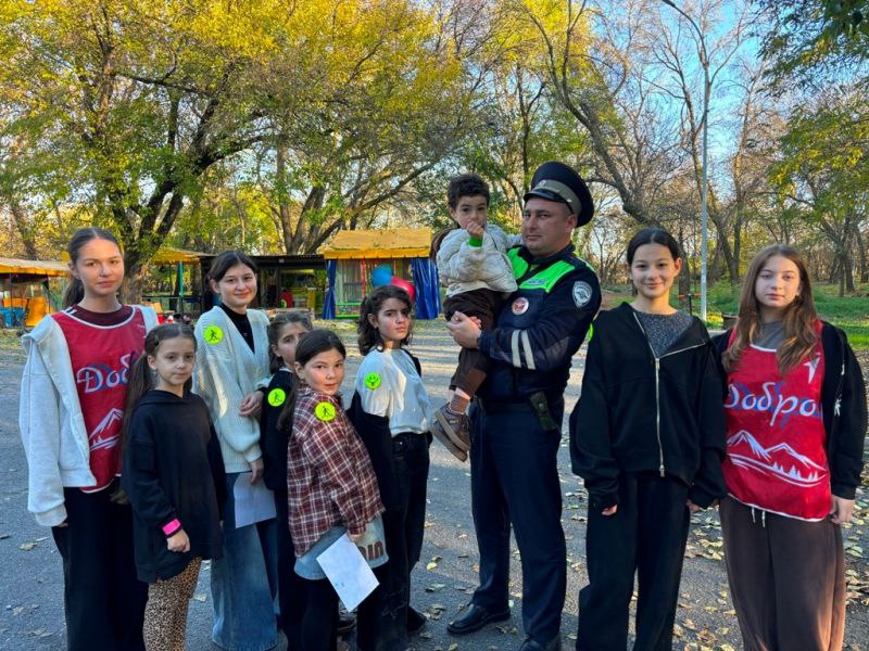 Полицейские и активисты «Движения первых» в Кабардино-Балкарии провели коллективные обучающие лекции на детских и спортивных площадках Полицейские и активисты «Движения первых» в Кабардино-Балкарии провели коллективные обучающие лекции на детских и спортивных площадках