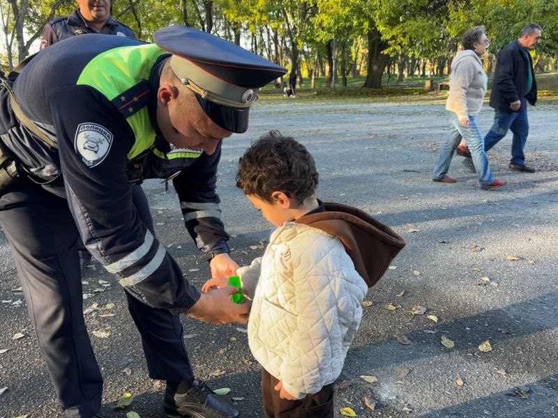 Полицейские и активисты «Движения первых» в Кабардино-Балкарии провели коллективные обучающие лекции на детских и спортивных площадках Полицейские и активисты «Движения первых» в Кабардино-Балкарии провели коллективные обучающие лекции на детских и спортивных площадках