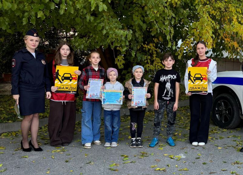 Полицейские и активисты «Движения первых» в Кабардино-Балкарии провели коллективные обучающие лекции на детских и спортивных площадках Полицейские и активисты «Движения первых» в Кабардино-Балкарии провели коллективные обучающие лекции на детских и спортивных площадках