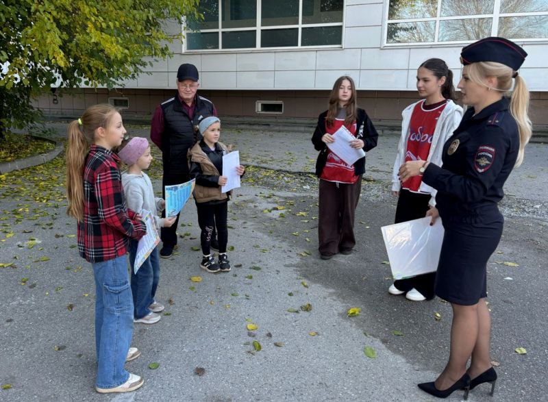 Полицейские и активисты «Движения первых» в Кабардино-Балкарии провели коллективные обучающие лекции на детских и спортивных площадках Полицейские и активисты «Движения первых» в Кабардино-Балкарии провели коллективные обучающие лекции на детских и спортивных площадках