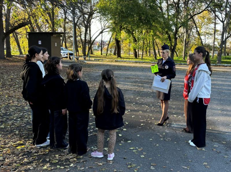 Полицейские и активисты «Движения первых» в Кабардино-Балкарии провели коллективные обучающие лекции на детских и спортивных площадках Полицейские и активисты «Движения первых» в Кабардино-Балкарии провели коллективные обучающие лекции на детских и спортивных площадках