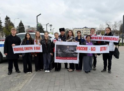 В День памяти жертв ДТП автоинспекторы и волонтеры призвали водителей Кабардино-Балкарии соблюдать ПДД