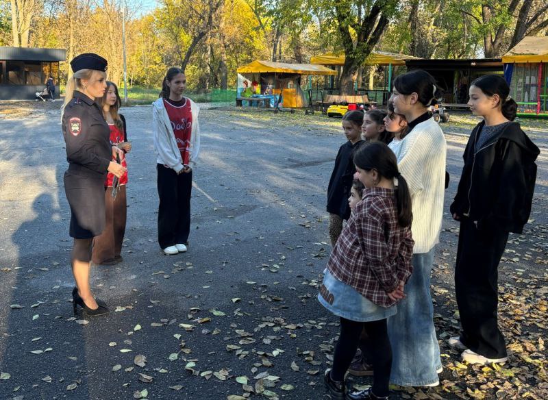 Полицейские и активисты «Движения первых» в Кабардино-Балкарии провели коллективные обучающие лекции на детских и спортивных площадках Полицейские и активисты «Движения первых» в Кабардино-Балкарии провели коллективные обучающие лекции на детских и спортивных площадках