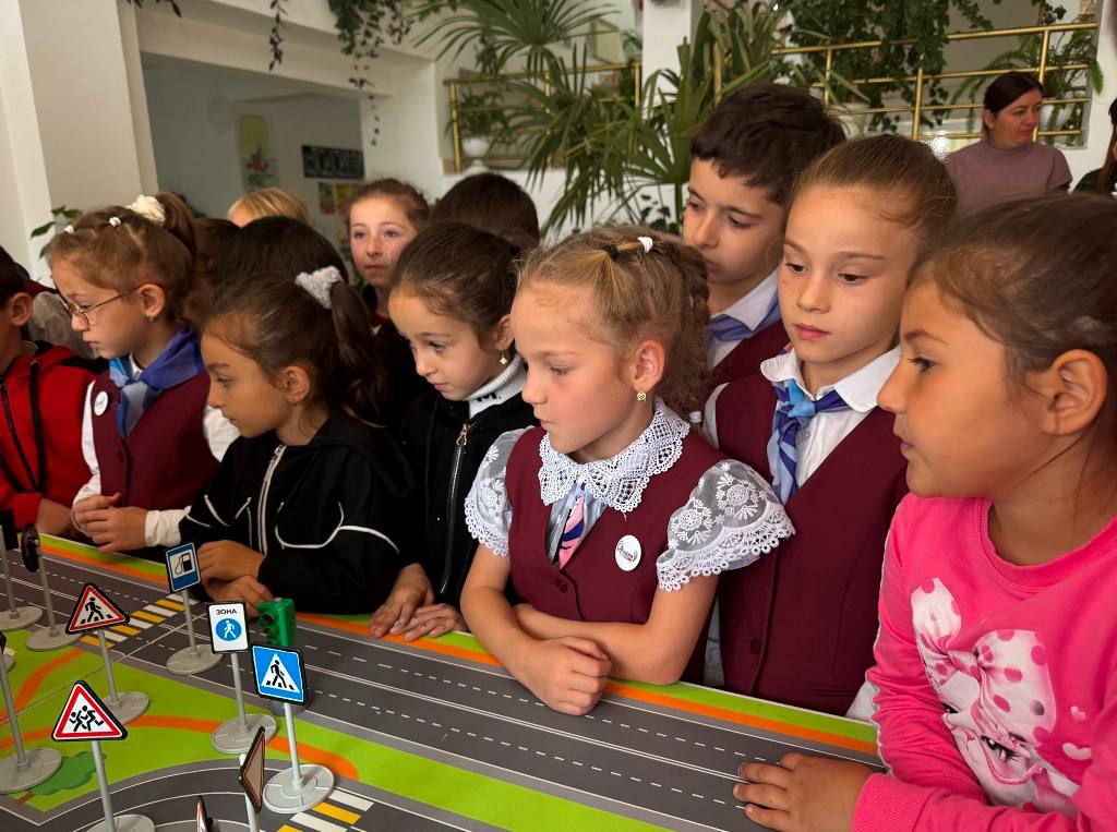 Ученики средней школы с. КенделенЭльбрусского района Кабардино-Балкарии стали участниками обучающей программы «Лаборатория безопасности» Центра профилактики детского дорожно-транспортного травматизма при Министерстве... Ученики средней школы с. КенделенЭльбрусского района Кабардино-Балкарии стали участниками обучающей программы «Лаборатория безопасности» Центра профилактики детского дорожно-транспортного травматизма при Министерстве...