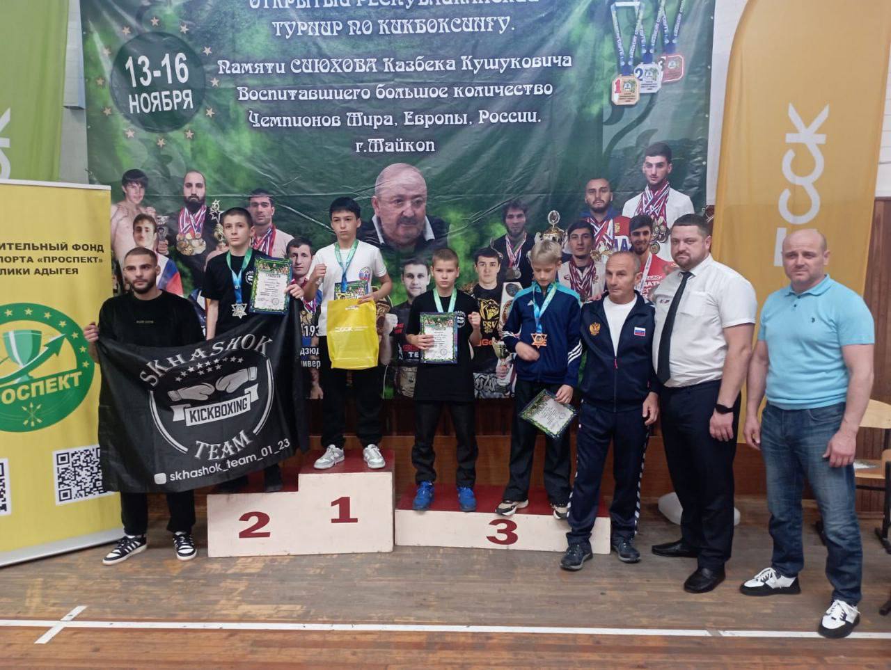 Пять чемпионов и 15 медалей: кикбоксеры КБР отличились на турнире в Майкопе