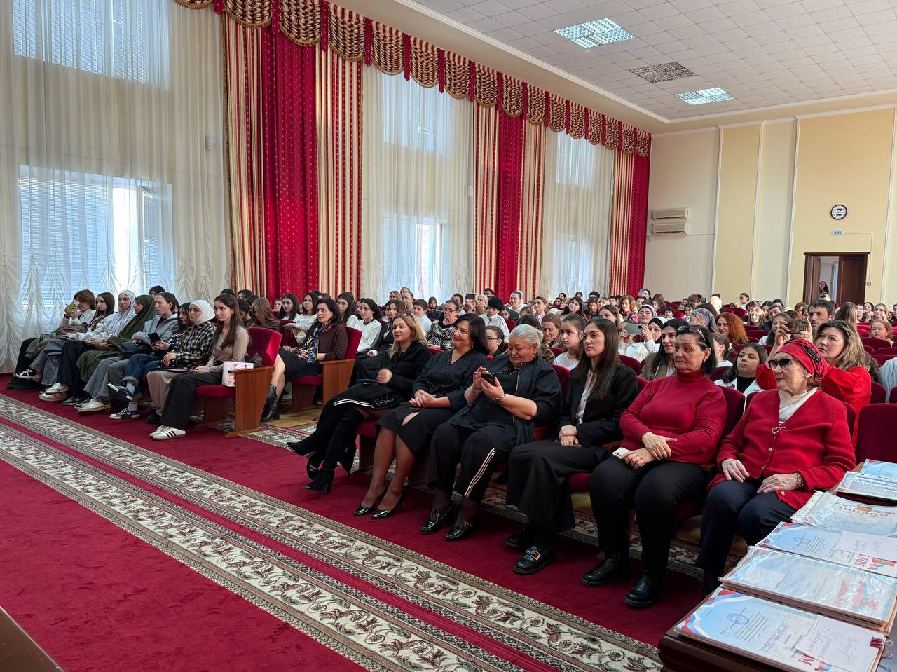 В большом зале Местной администрации г.о. Нальчика прошла церемония награждения участников конкурсов, реализованных в рамках проектов МОО «Совет женщин г.о.Нальчик» В большом зале Местной администрации г.о. Нальчика прошла церемония награждения участников конкурсов, реализованных в рамках проектов МОО «Совет женщин г.о.Нальчик»