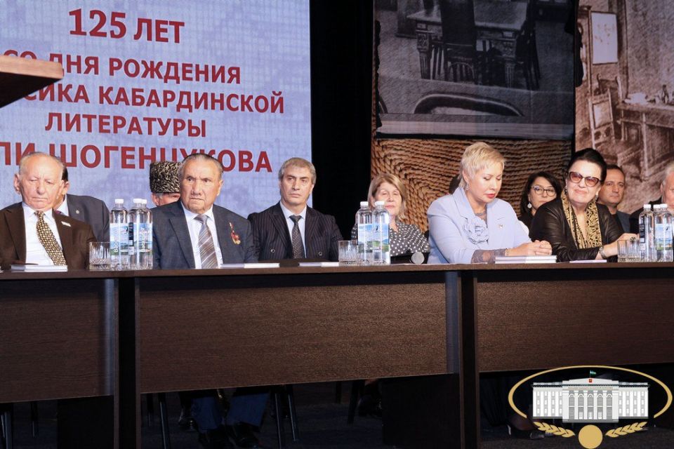 В Кабардинском государственном драматическом театре им. А. Шогенцукова состоялся юбилейный вечер, посвященный 125-летию со дня рождения основоположника кабардинской литературы Али Шогенцукова
