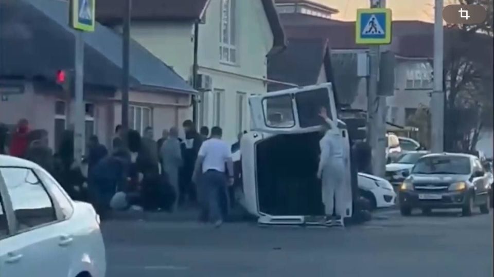 Полицейские Кабардино-Балкарии выясняют обстоятельства ДТП с участием маршрутного транспорта