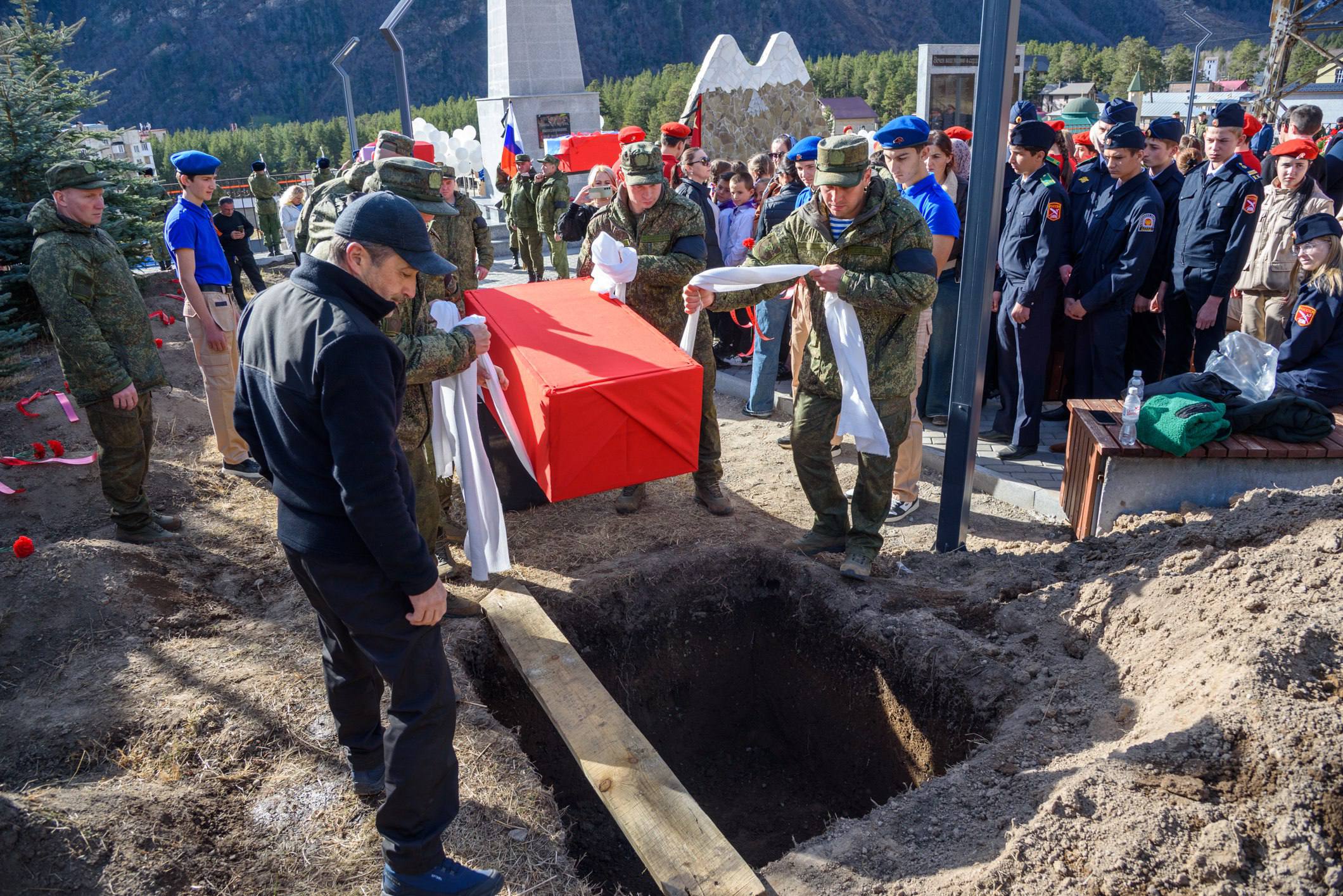Сотрудники следственного управления почтили память героев-защитников Эльбруса Сотрудники следственного управления почтили память героев-защитников Эльбруса