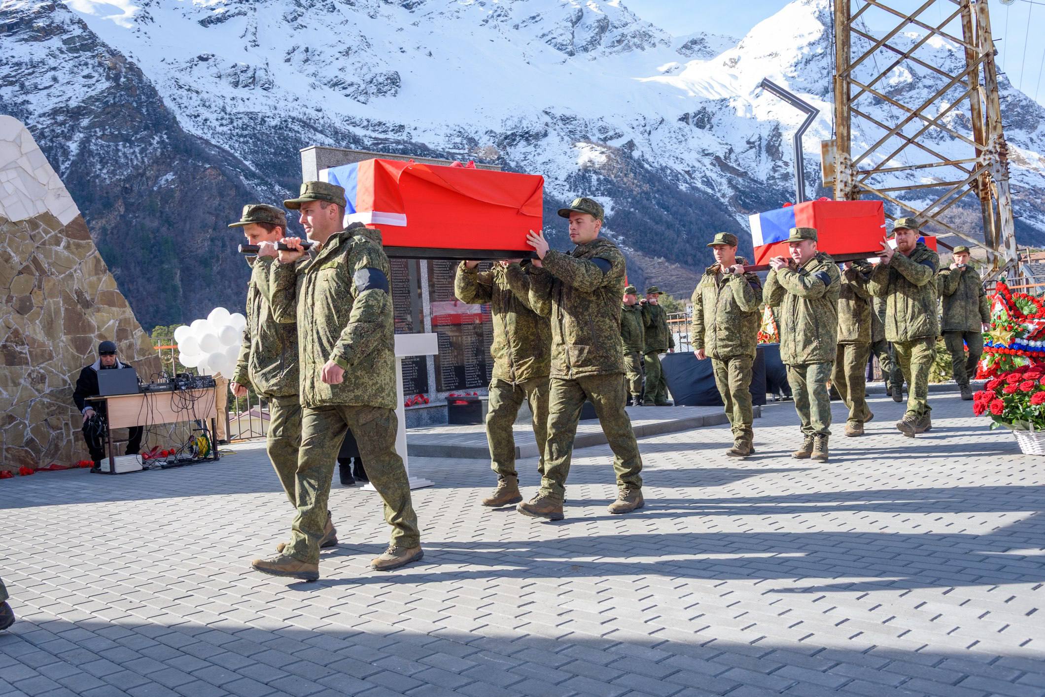 Сотрудники следственного управления почтили память героев-защитников Эльбруса Сотрудники следственного управления почтили память героев-защитников Эльбруса