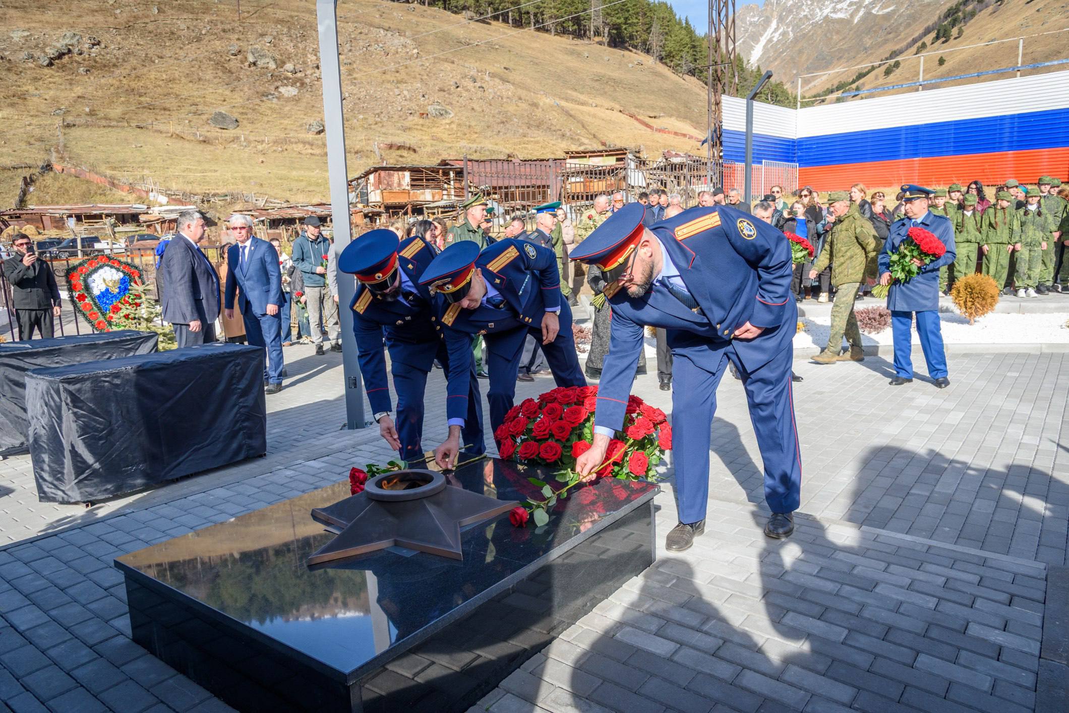 Сотрудники следственного управления почтили память героев-защитников Эльбруса Сотрудники следственного управления почтили память героев-защитников Эльбруса
