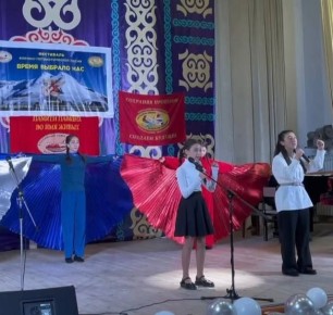 Время выбрало нас. В Тырныаузе в рамках фестиваля-конкурса военно-патриотической песни «Время выбрало нас» члены Партии «Единая Россия» провели акцию, посвященную памяти героев Великой Отечественной войны и специальной...