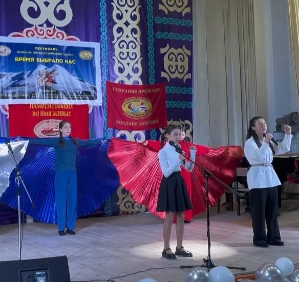 Время выбрало нас. В Тырныаузе в рамках фестиваля-конкурса военно-патриотической песни «Время выбрало нас» члены Партии «Единая Россия» провели акцию, посвященную памяти героев Великой Отечественной войны и специальной...