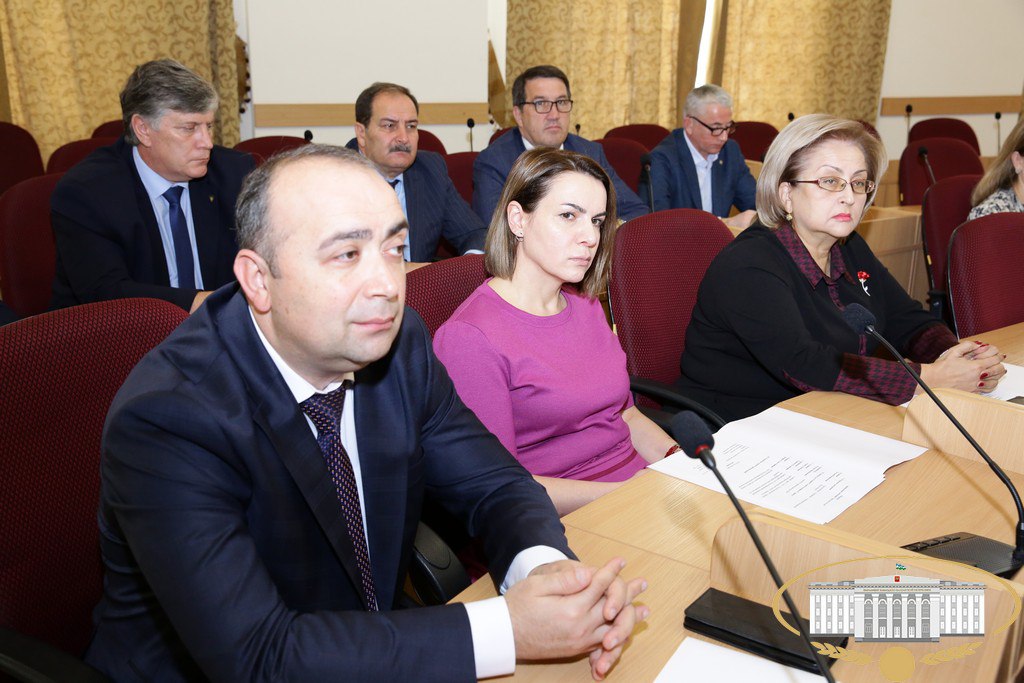 По инициативе Комитета Парламента КБР по труду, социальной политике, здравоохранению и делам ветеранов состоялось заседание "круглого стола" на тему "Об организации оказания высокотехнологичной и специализированной... По инициативе Комитета Парламента КБР по труду, социальной политике, здравоохранению и делам ветеранов состоялось заседание "круглого стола" на тему "Об организации оказания высокотехнологичной и специализированной...