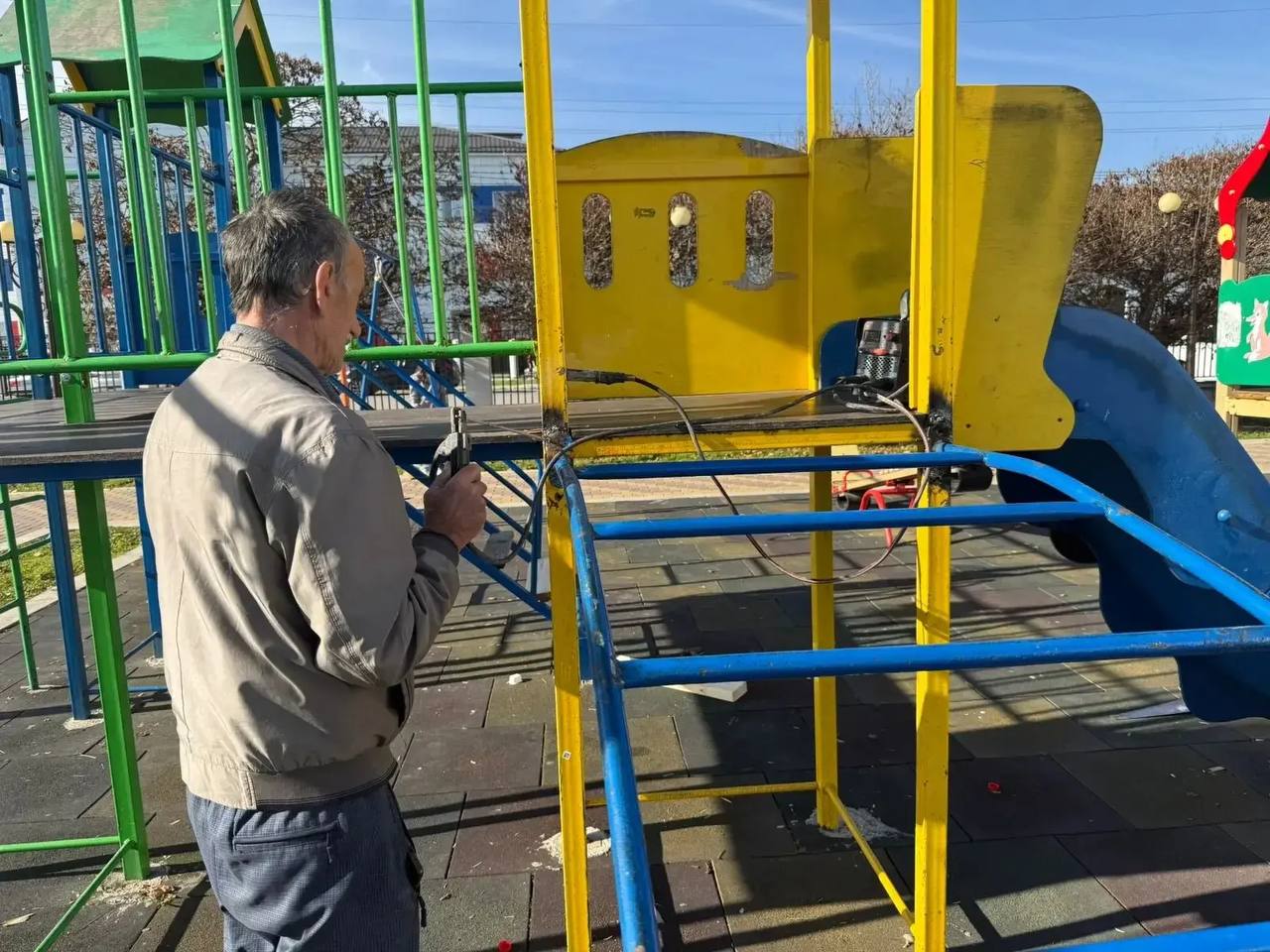В Баксанском районе оперативно отремонтированы две детские площадки
