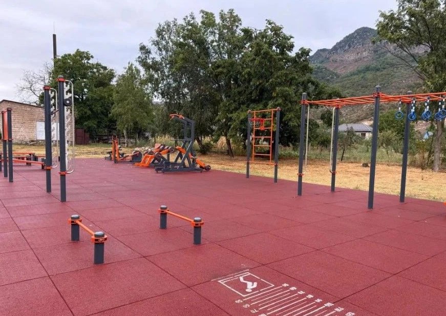 Новая спортплощадка. В селе Заюково завершено строительство современной многофункциональной спортивной площадки на территории первой школы, сообщает пресс-служба Баксанского района