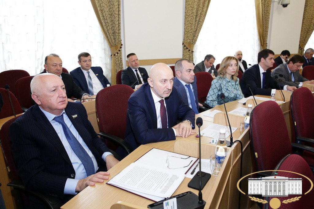 На заседании Парламента КБР депутаты в двух чтениях приняли проекты законов КБР "О внесении изменений в статью 2 и приложение к Закону КБР "О патентной системе налогообложения на территории Кабардино-Балкарской Республики"...